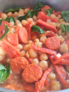 Una foto de Garbanzos con cecina y chorizo parrillero