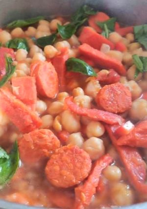 Una foto de Garbanzos con cecina y chorizo parrillero