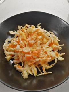Una foto de Ensalada de col con vinagreta de mostaza y miel