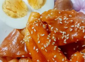 Hình của món Bánh gạo tokkboki từ cơm nguội.