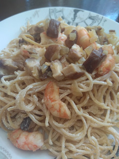 Una foto de Spaguetis cremosos con langostinos y shiitakes