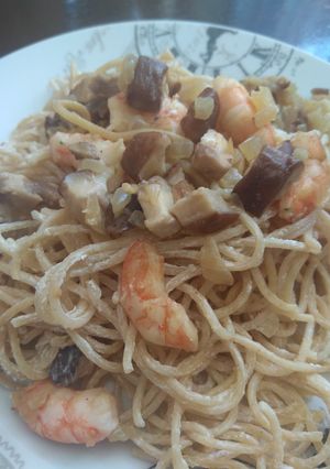 Una foto de Spaguetis cremosos con langostinos y shiitakes