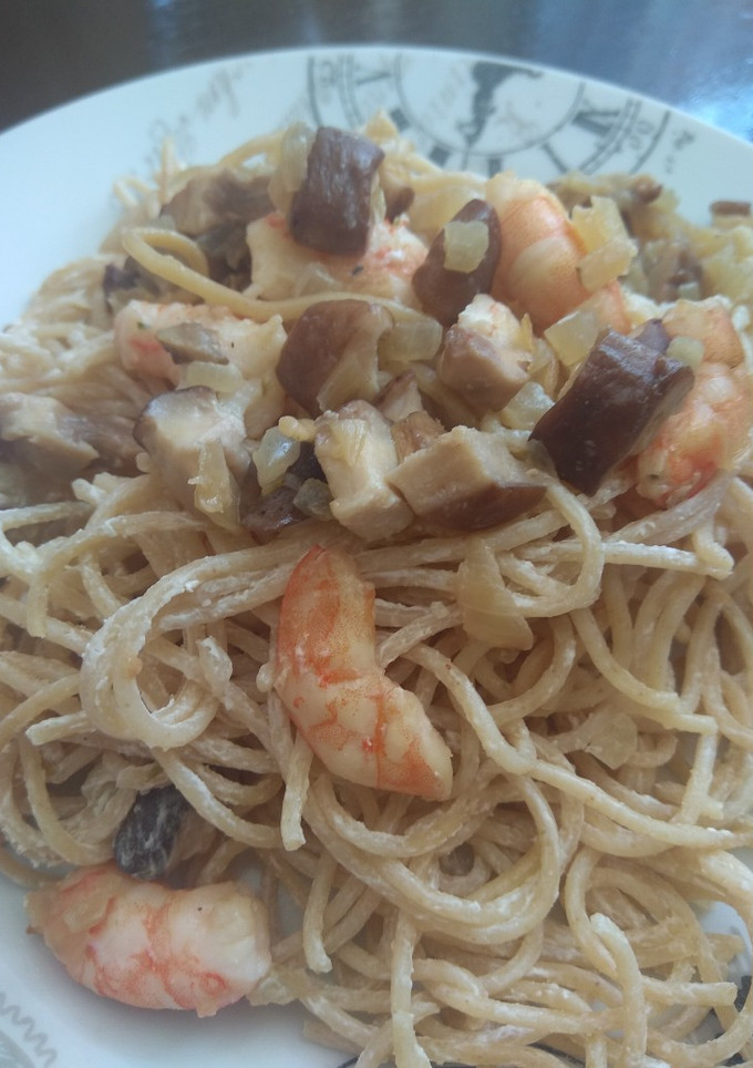 Una foto de Spaguetis cremosos con langostinos y shiitakes