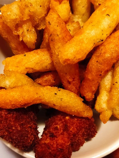 Una foto de Pollo crispy y papas crujientes