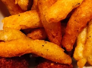 Una foto de Pollo crispy y papas crujientes
