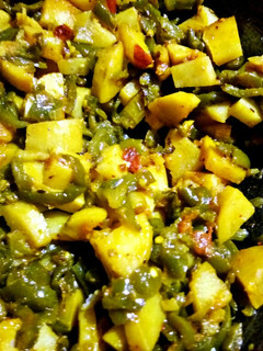 आलू शिमला मिर्च (Aloo shimla mirch recipe in Hindi) रेसिपी मुख्य फोटो