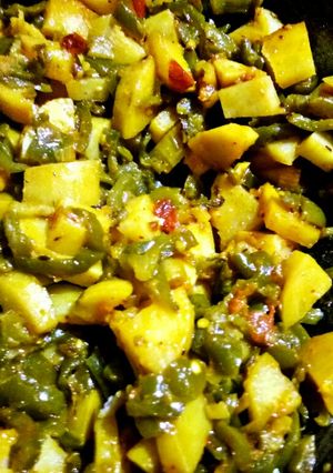 आलू शिमला मिर्च (Aloo shimla mirch recipe in Hindi) रेसिपी मुख्य फोटो