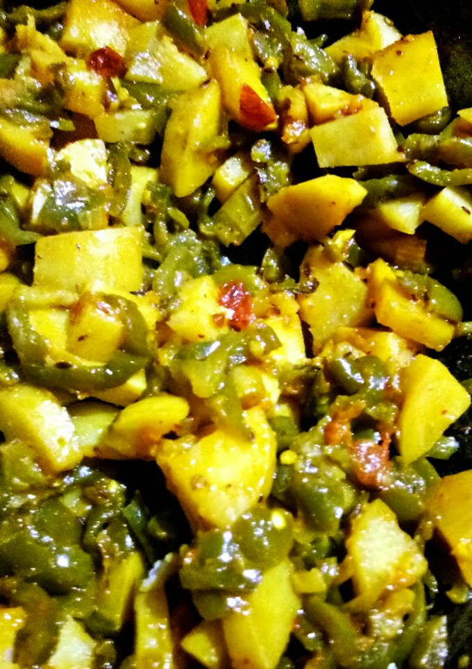 आलू शिमला मिर्च (Aloo shimla mirch recipe in Hindi) रेसिपी मुख्य फोटो