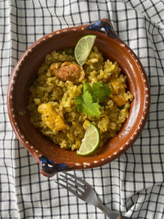 Una foto de Arroz integral con pollo con azafrán