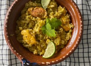 Una foto de Arroz integral con pollo con azafrán