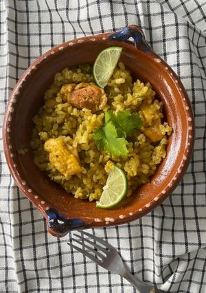Una foto de Arroz integral con pollo con azafrán