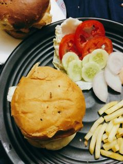 वेज बर्गर (veg burger recipe in Hindi) रेसिपी मुख्य फोटो