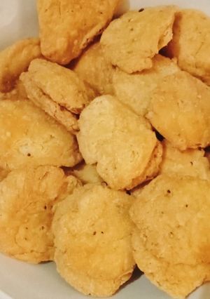 सूजी की मठरी (Suji ki mathri recipe in hindi) रेसिपी मुख्य फोटो
