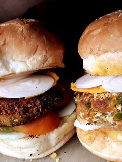व्हेज बर्गर (Veg Burger Recipe In Marathi) रेसिपी चे मुख्य फोटो