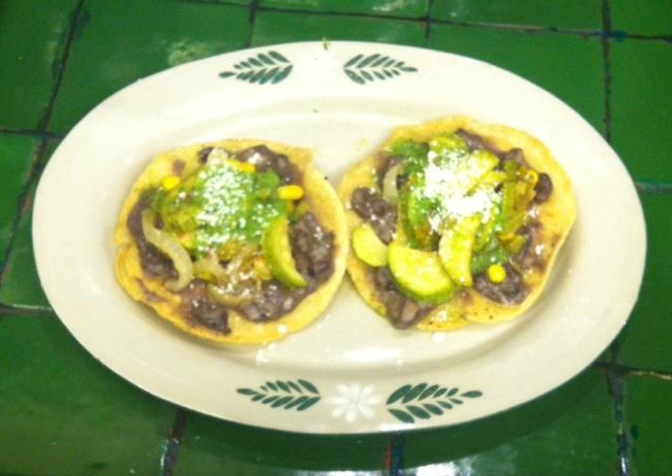 Tostadas de nopales con calabacitas