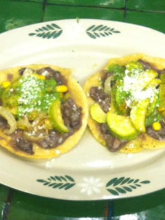 Una foto de Tostadas de nopales con calabacitas
