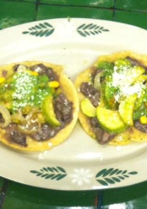 Una foto de Tostadas de nopales con calabacitas