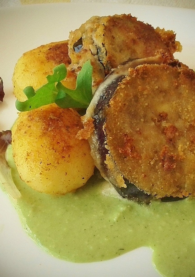 Una foto de Sandwich de berenjenas rellenas de york y queso con salsa al pesto