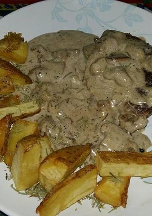 Una foto de Lomo o cuadril en salsa de champiñones con papas rústicas
