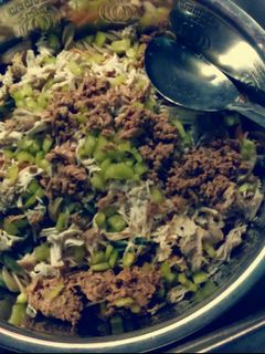 Una foto de Ensalada de codito con pechuga de pollo y atún