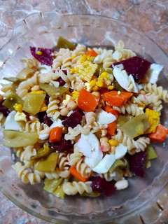 Una foto de Ensalada Fresca para estos Días de Calor 😜#rápida #fácil