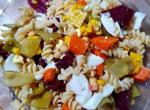 Una foto de Ensalada Fresca para estos Días de Calor 😜#rápida #fácil