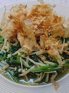 翡翠白玉佐柴魚片 的食譜成品照片