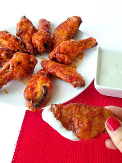 Foto principal de Alitas de pollo al horno con salsa Buffalo, acompañadas de salsa de queso azul