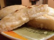 Una foto de arepa frita