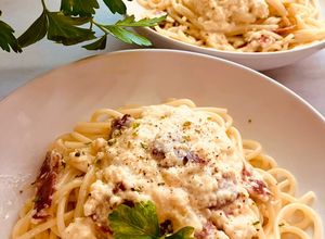 Foto principal de Carbonara a la española, con jamón serrano, barato, rico y rápido