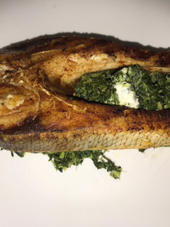 Una foto de Rueda de róbalo a la plancha con espinacas a la crema