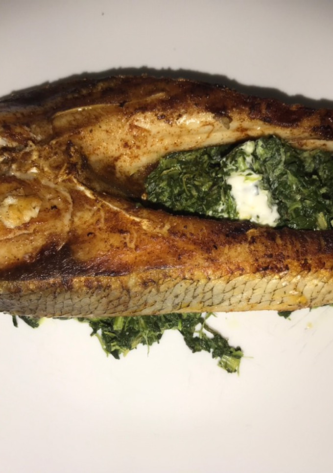 Una foto de Rueda de róbalo a la plancha con espinacas a la crema