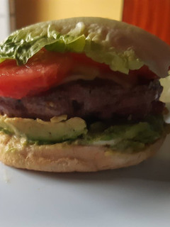 Una foto de Hamburguesa de ternera con aguacate y salsa de miel y mostaza