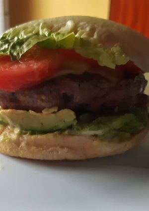 Una foto de Hamburguesa de ternera con aguacate y salsa de miel y mostaza