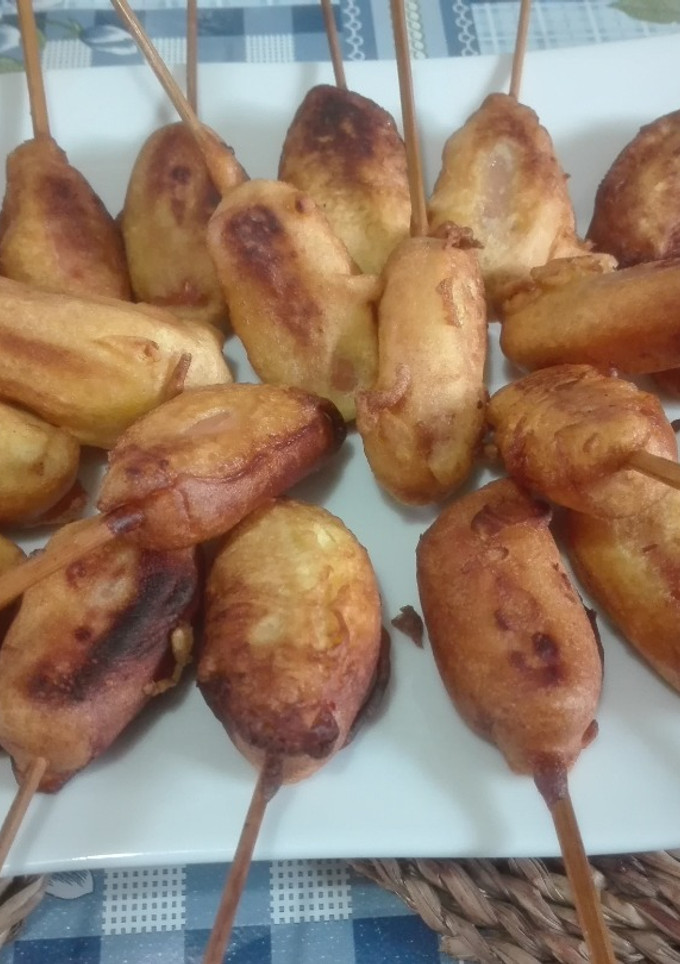Una foto de Banderillas de salchicha o corn dogs