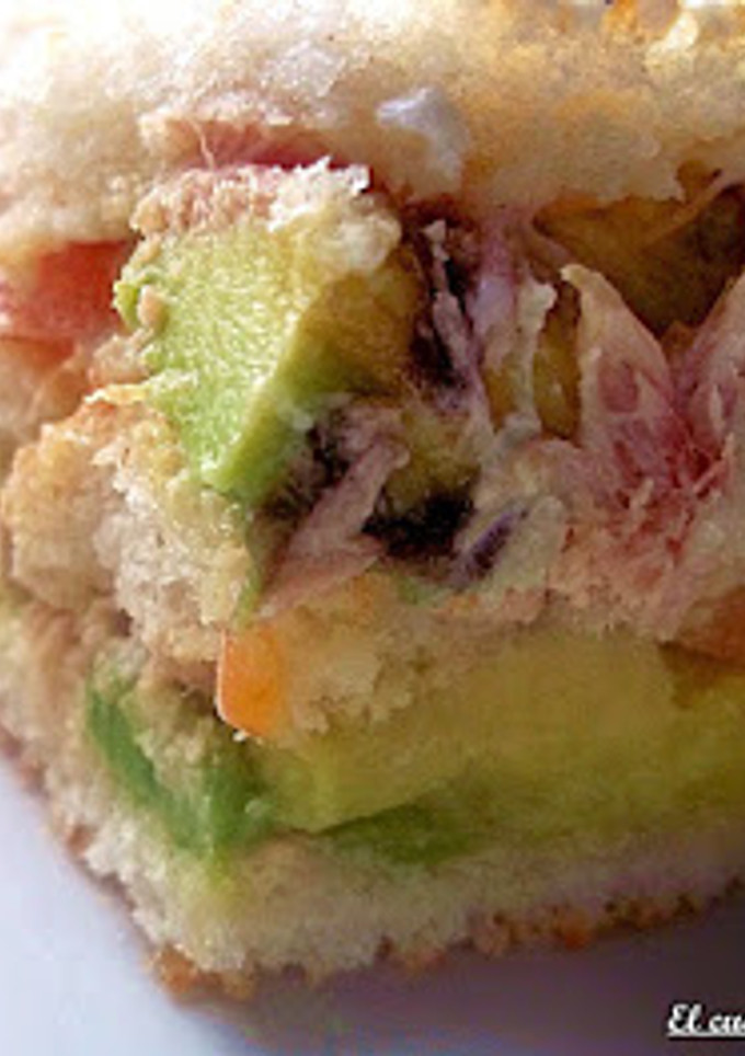 Una foto de Sandwich de Atún y Aguacate
