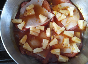 Una foto de Chuletas ahumadas agridulces 🐽🌶🍍