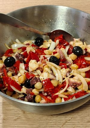 Una foto de Pulpo con garbanzos y piquillo