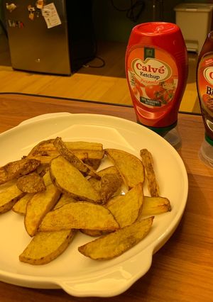 A picture of Air fried potato wedges.