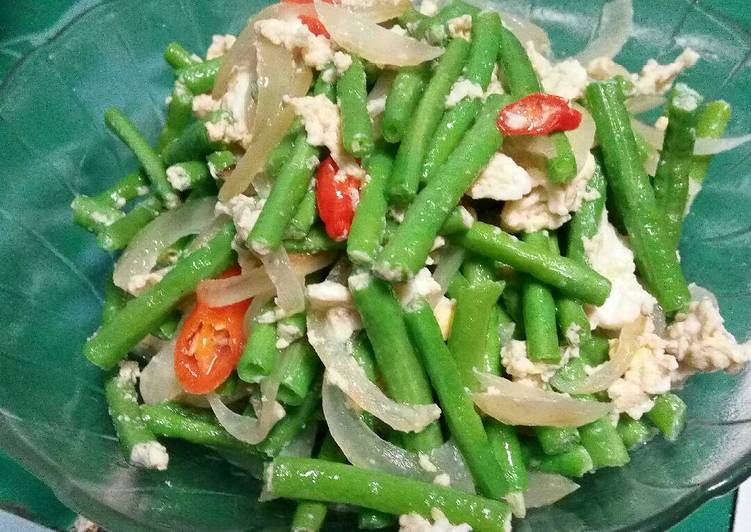 Proses Membuat Orak arik telur kacang panjang yang sempurna