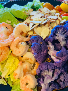 Una foto de Ensalada de coliflor con camarones