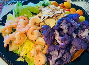 Una foto de Ensalada de coliflor con camarones