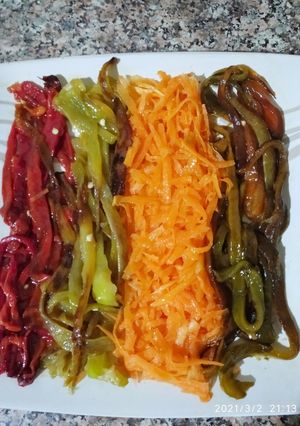Une photo de Salade 2 poivrons / piment /carotte