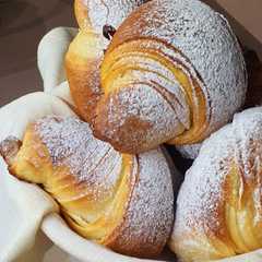 Foto di Croissant sfogliati al profumo di miele