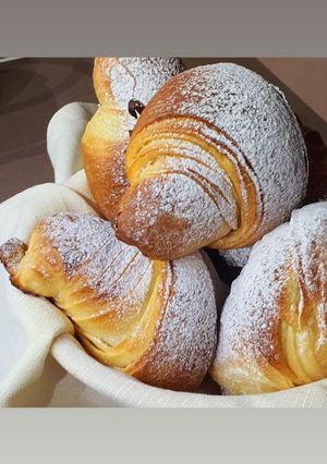 Foto di Croissant sfogliati al profumo di miele