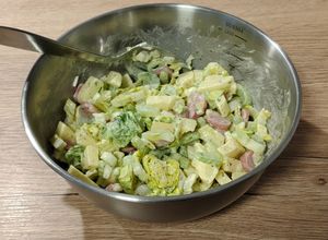 Foto principal de Ensalada del día: con apio, manzana y salchichas
