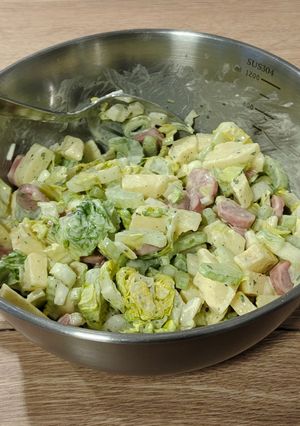 Una foto de Ensalada del día: con apio, manzana y salchichas