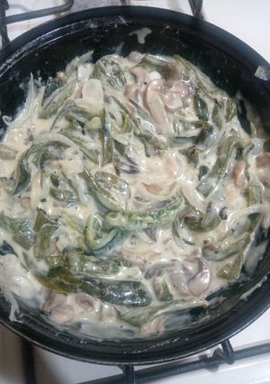 Una foto de Rajas con crema y champiñones