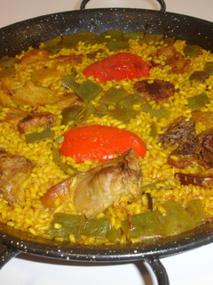 Una foto de Paella de conejo y magro