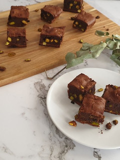 Una foto de Brownie con pistachos